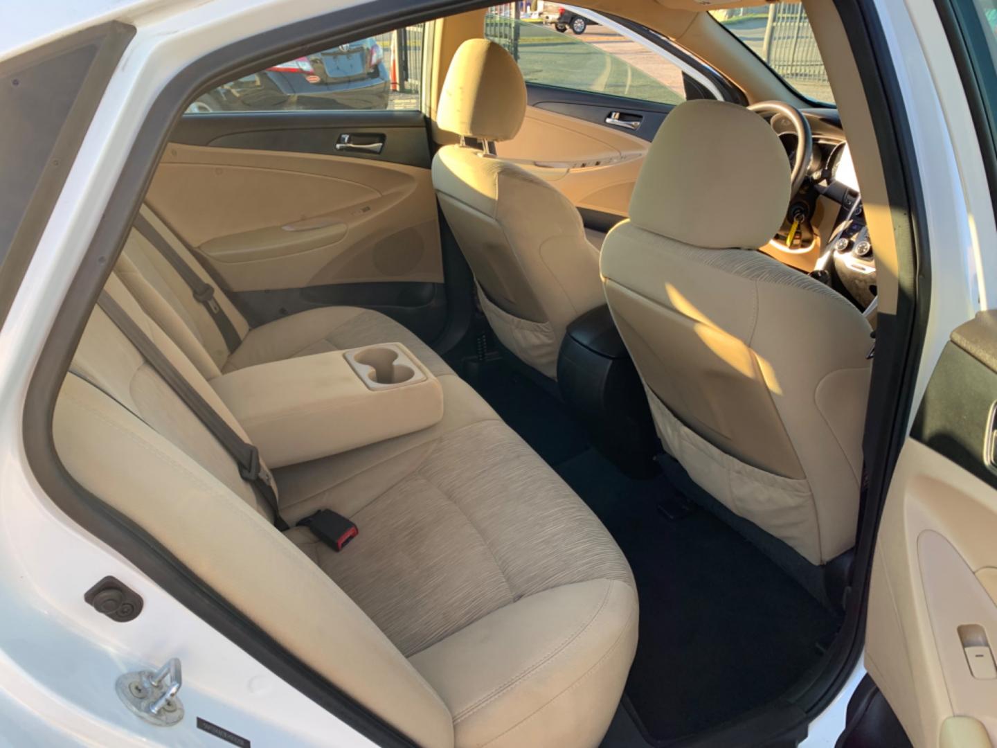 2014 White /Tan Hyundai Sonata (5NPEB4AC9EH) , AUTOMATIC transmission, located at 1830 North Belt Line Road, Irving, TX, 75061, (469) 524-0199, 32.834373, -96.993584 - Photo#9